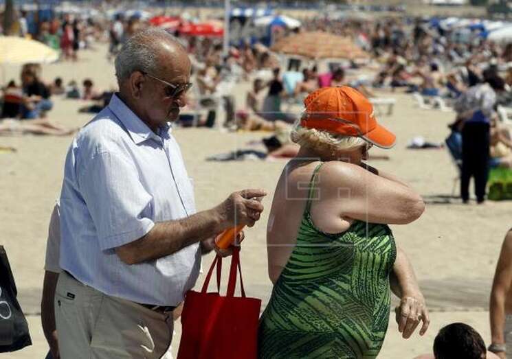 Una pareja de ancianos se dirige a la playa de El Postiguet, en Alicante (Foto EFE / Morell/Archivo)